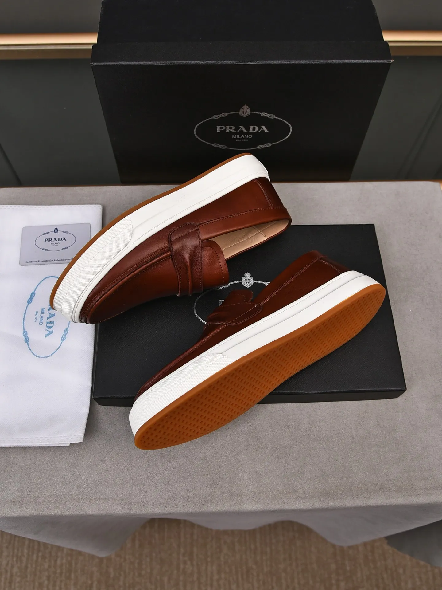 👟👟👟Men's Men's Shoes💰P440 [Top Cowhide]🆕🔥New Updates🔥👟PRADA (Prada) new products are released, imported soft cowhide, fashionable to allow air to penetrate the entire shoe, Niu B's shoes [strong] bring an extremely comfortable and breathable feeling! Beautiful inside and out! Exquisite workmanship, top-grade cowhide material, 😌Size: 38~44, single color choice.